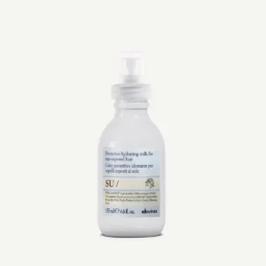 A white spray bottle of Su Hair Milk by Davines (135 ml/4.6 fl oz) for sun-exposed hair sits on a plain white background. - Tyler Mason Salon + Spa in Indianapolis, IN